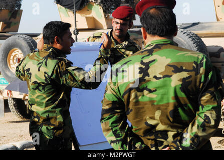 Lieutenant de l'armée iraquienne Muhannad Saadi Tayeh, gauche, avec la 17e Division de l'armée iraquienne bataillon commando, mémoires ses soldats avant un événement de formation tir monté le 15 juin 2011, à l'éventail de l'AQA, près de Bagdad. L'entraînement au tir fait partie d'un groupe de modules de formation, y compris la formation de sniper/scout, qui devraient être présentés lors d'un exercice de tir réel en juillet. (U.S. Photo de l'armée par le Sgt. Daniel Stoutamire, 2e Aab, 1er Inf. Div., USD-C) l'apprentissage du tir monté par United States Forces - Iraq (inactif) Banque D'Images