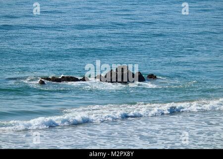 Vagues se brisant sur un rocher de l'Océan Pacifique Banque D'Images