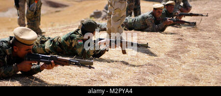 Obtenez en ligne ! Centre de formation de Manille, l'Iraq - membres de la 1ère Brigade de la Garde régionale kurde obtenir à la ligne avant d'attaquer un objectif au cours de la formation d'embuscade à l'équipe du Centre de formation de Manille, province de Kirkouk, Irak, le 23 juin 2011. Chaque squad se sont divisés en une équipe de surveillance, de soutien à l'équipe d'incendie, et de voies d'exécution - l'équipe de l'allée de la même manière que les forces américaines en train. (U.S. Photo de l'armée par le Sgt. David Strayer, 109e MPAD, USD-N) Obtenez en ligne ! Par United States Forces - Iraq (inactif) Banque D'Images