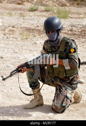 Tirant sur la sécurité. SITE D'EXPLOITATION D'URGENCE guerrier, l'Irak - Un soldat de la Garde régionale kurde de Kirkouk à la Force de sécurité combinée élargie fournit la sécurité au cours d'une patrouille dans un village au nord de la ville de Kirkouk, en Irak, le 19 juillet 2011. La FPC "Golden Lions" a récemment ajouté une troisième et dernière entreprise à ses rangs, formant un bataillon à pleine puissance pour assurer la sûreté et la sécurité dans la zone de sécurité et la ville de Kirkouk. (U.S. Photo de l'armée par David Strayer, 109e MPAD, USD - N) en tirant sur la sécurité par l'United States Forces - Iraq (inactif) Banque D'Images