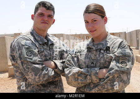 La CPS. Charles Stephens, un spécialiste de la communication, et son épouse, le Sgt. Julia Stephens, un analyste de terrain, sont déployés ensemble au Camp Ramadi, en Irak, avec l'Administration centrale et de l'Administration centrale, Coompany 2e Brigade d'aider et de conseiller, 82e Division aéroportée. Les deux jours de leur déploiement sur les documents et en affiche les vidéos en ligne pour leurs deux enfants, qui restent avec les parents de Julia à Chapel Hill, NC. Charles est originaire de Rogersville, Tenn., alors que Julia, qui a été élevé à Bad Nauheim, Allemagne, a ensuite déménagé à Chapel Hill avec ses parents.(U.S. Photo de l'armée par le Sgt. Kissta M. Feldner, 2/82 PA Banque D'Images