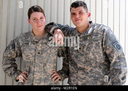 Le Sgt. Julia Stephens, un analyste de terrain, et son mari, le SPC. Charles Stephens, un spécialiste de la communication, sont déployés ensemble au Camp Ramadi, l'Iraq, dont le siège s et de l'Administration centrale, 2e compagnie d'aider et de conseiller, Brigade 82nd Airborne Division. Les deux jours de leur déploiement sur les documents et en affiche les vidéos en ligne pour leurs deux enfants, qui restent avec les parents de Julia à Chapel Hill, N.C. Charles est originaire de Rogersville, Tenn., alors que Julia, qui a été élevé à Bad Nauheim, Allemagne, a ensuite déménagé à Chapel Hill avec ses parents.(U.S. Photo de l'armée par le Sgt. Kissta M. Feldner, 2/8 Banque D'Images