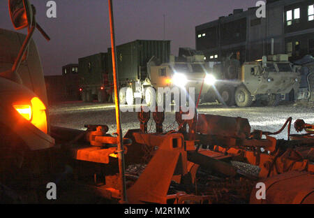 Camions chargés, prêt à se déplacer. SITE D'EXPLOITATION D'URGENCE MAREZ, Iraq - camions chargés d'équipement attribué aux pays fournisseurs B, 1er Escadron, 9e régiment de cavalerie, 4e Brigade d'aider et de conseiller, 1er régiment de cavalerie, se préparer à passer à une autre base de soldats en Irak après le transfert de la gare commune de sécurité, 4 Whisky province de Ninewa, l'Iraq, le 29 juillet 2011. "Bandit" des soldats des troupes transférés de la base à la 3ème Division de l'armée iraquienne et consolidés à une base plus importante dans la province de Ninewa après dix mois d'opérations en partenariat avec l'armée iraquienne. (U.S. Photo de l'armée par le capitaine Philip Crabtree, 4e AAB Banque D'Images