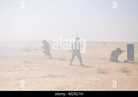 Bagdad, le Sgt. Douglas Linden, centre, un chef d'équipe avec la société D, 1er Bataillon, 63e régiment de blindés, 2e Brigade d'aider et de conseiller, 1re Division d'infanterie, United States Division - Centre et un natif de Dallas, regarde deux soldats irakiens avec la 17e Division de l'armée iraquienne bataillon commando effectuer un forage d'extraction au cours du dernier exercice d'un scout sniper avancée/cours de formation 4 août à Qa'qaa, près de Bagdad. Les cinq soldats qui ont terminé le cours, créé par des soldats du 1er Bataillon, 63e régiment de blindés., sont capables de former d'autres personnes, et ainsi vous donnera l'IA une endurin Banque D'Images