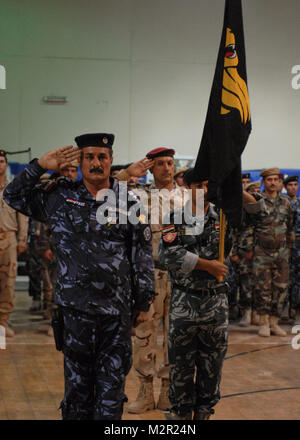 Le colonel Salah salute. SITE D'EXPLOITATION D'URGENCE, l'Iraq guerrier- Le Colonel Salah, commandant, "Lions d'Or, force de sécurité combinée élargie", rend hommage au cours de la présentation de la FPC-couleurs au cours d'une cérémonie de transfert d'autorité entre son bataillon et "Thunderhorse", 2e Bataillon, 12e Régiment de cavalerie, 1er Conseiller et aider le Groupe de travail, 1re Division d'infanterie, au site d'exploitation d'urgence, de l'Iraq, guerrier, le 6 août 2011. "Le Thunderhorses ont été une partie intégrante du développement et la croissance de ce bataillon d'une société qui s'est appuyé sur eux à un bataillon qui seul peut servir," a déclaré le Colonel Mich Banque D'Images