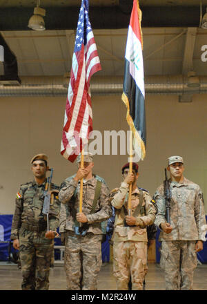 Color Guard combiné. SITE D'EXPLOITATION D'URGENCE guerrier, l'Iraq - Un color guard composé de soldats américains et des membres de la Force de sécurité combinée élargie présentée à la fois les États-Unis et l'Iraq drapeaux lors d'une cérémonie de transfert d'autorité au site d'exploitation d'urgence, guerrier de l'Iraq, le 6 août 2011, entre la FPC et le "Thunderhorse", 2e Bataillon, 12e Régiment de cavalerie, 1er Conseiller et aider le Groupe de travail, 1re Division d'infanterie. "Bien qu'il y a encore du travail à faire, je souhaite le meilleur pour le Colonel Salah et les dirigeants de nos policiers iraquiens, l'armée irakienne et à Kirkouk Peshmergas qui appuiera l' Banque D'Images