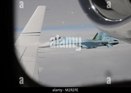 Un russe Su-27 FLANKER, battant de Petropavlovsk-kamtchatsky, intercepte l'escrime 1220, soupçonné d'avions détournés au cours de l'exercice Vigilant Eagle 7 août. Combattants et système aéroporté d'alerte et de contrôle aérienne entre les États-Unis et la Russie ont participé à Vigilant Eagle 2011. L'exercice est la deuxième année de la coopération entre la Fédération de Russie et du NORAD pour contrer les menaces du terrorisme aérien traversant les frontières internationales. (U.S. Air Force photo : Capt Urie Orland) l'exercice Vigilant Eagle 2011 par # PACOM Banque D'Images