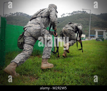 Les soldats de la 498e Bataillon de soutien au maintien en puissance de combat, 501e Brigade de soutien, lié de leur position de tir au cours de la formation avec la Corée du Sud, 4e bataillon du 126e Régiment d'Infanterie, près de Busan, Corée du Sud du 19 août 2011. Les unités formées ensemble au cours de Chefs d'état-major interarmées exercice Ulchi Freedom Guardian 2011. L'Armée américaine photo par le Sgt. Danielle Ferrer/501e Brigade de soutien. 110819-A-QX270-338 par 501e Brigade de soutien Banque D'Images