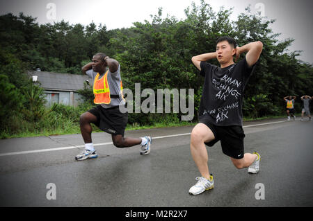 Les dirigeants de société, d' entretien 595th Combat 498e Bataillon de soutien soutien soutien, 501e Brigade, conduite de l'entraînement physique avec la Corée du Sud, 4e bataillon du 126e Régiment d'Infanterie, près de Busan, Corée du Sud 20 août, 2011. L'Armée américaine photo par le Sgt. Danielle Ferrer/501e Brigade de soutien. 110820-A-QX270-094 par 501e Brigade de soutien Banque D'Images