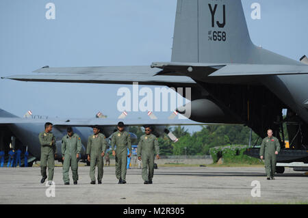 COLOMBO, SRI LANKA - Les membres de l'équipage du Sri Lanka Air Force un passage à pied C-130 de Yokota Air Base, le Japon après une brève mission rapide à l'aéroport Ratmalana, Colombo, Sri Lanka le 23 août pendant le transport aérien du Pacifique 037, une armée de l'air Pacifique parrainé, biennal symposium multilatéral de transport aérien militaire tactique. Les membres de la Royal Australian Air Force (RAAF), le Sri Lanka Air Force, la Royal Malaysian Air Force et les Forces aériennes des États-Unis participent à une semaine d'exercice qui améliore l'interopérabilité militaire aérien et la coopération entre les nations de la région indo-pacifique Banque D'Images