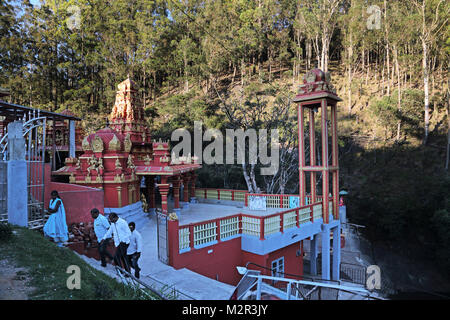 Sita Amman Temple Seetha Eliya Province de Sri Lanka a dit d'être l'endroit où Ravana a tenu captif Sita dans le Ramayana adorateurs de quitter le T Banque D'Images