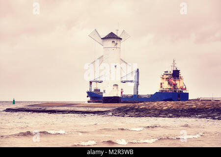 Cargo quitte le port de Swinoujscie, en Pologne photo aux tons de couleur. Banque D'Images