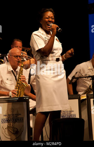 110906-N-AI329-015, WASHINGTON DC (6 septembre 2011) CUM Yolanda C. Pelzer chante avec les commodores pendant un concert au Kennedy Center.Le concert est une partie de la série de concerts Stade du millénaire au Kennedy Center. 110906-N-AI329-015 par United States Navy Band Banque D'Images