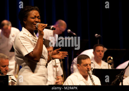 110906-N-AI329-020, WASHINGTON DC (6 septembre 2011) CUM Yolanda C. Pelzer chante avec les commodores pendant un concert au Kennedy Center.Le concert est une partie de la série de concerts Stade du millénaire au Kennedy Center. 110906-N-AI329-020 par United States Navy Band Banque D'Images