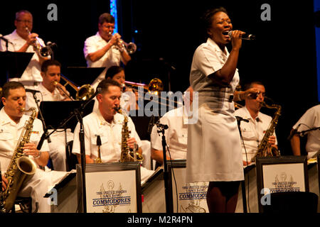 110906-N-AI329-023, WASHINGTON DC (6 septembre 2011) CUM Yolanda C. Pelzer chante avec les commodores pendant un concert au Kennedy Center.Le concert est une partie de la série de concerts Stade du millénaire au Kennedy Center. 110906-N-AI329-023 par United States Navy Band Banque D'Images