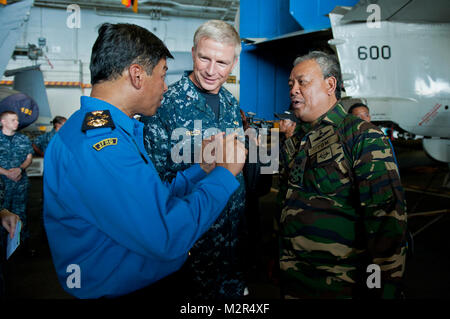 110909-N-BT887-072 détroit de Malacca (sept. 09, 2011) Commandant, John C. Stennis dans le groupe adm. Craig Faller parle à YBhg DatoÕ général Tan Sri Sri Zulkifeli Bin Mohd Zin et vice-YBhg Adm. Datuk Ahmad Kamarulzaman bin Hj Ahmad Badaruddin à bord du porte-avions de classe Nimitz USS John C. Stennis. USS Stennis a accueilli l'ambassadeur américain à la Malaisie Paul W. Jones, et 21 visiteurs distingués de l'armée malaisienne. Les dignitaires inclus le chef des Forces de défense, Chef de la Force aérienne royale malaisienne et le sous-secrétaire pour MalaysiaÕs Ministère de def Banque D'Images