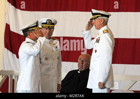 111003-N-LD296-095 : Naples, Italie (3 octobre 2011) - Vice-amiral. Harry B. Harris Jr., commandant de la flotte américaine, 6e, à gauche, quitte ses fonctions alors qu'il salue le SMA. Samuel Locklear III, commander, U.S. Naval Forces Europe-Africa, droit, à une cérémonie de passation de commandement sur la base navale américaine de Naples Capodichino de Naples, Italie, 3 octobre. Au cours de la cérémonie, Harris a été soulagée par le Vice-amiral. Frank C. Pandolfe en tant que commandant de la flotte américaine, 6e, et commandant, frappant et soutenir des forces de l'OTAN. (U.S. Photo par marine Chef Spécialiste de la communication de masse Michael Lewis/libérés) 111003-N-LD296-095 par EUCO Banque D'Images