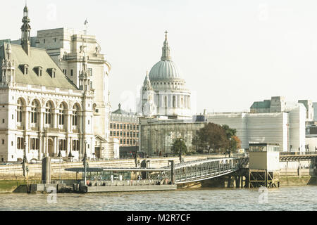 Vue sur la Tamise vers St Paul Cathedral, Londres, Angleterre, Grande-Bretagne Banque D'Images