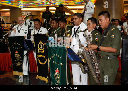 111002-N-FP123-806 BANDAR SERI BEGAWAN, Brunei (2 octobre 2011) La 7e Flotte Band's Orient Express effectue le long de la Forces Armées Royales Bande à Gadong Mall à Bandar Seri Begawan, Brunei. La bande est en visite en France pour la coopération et la formation de préparation à flot (CARAT) 2011. CARAT est une série d'exercices bilatéraux organisés chaque année en Asie du sud-est de renforcer les liens et d'améliorer la disponibilité opérationnelle. (U.S. Photo par Marine 3e classe musicien Zachary BuckwashReleased) 111002-N-FP123-806 par # PACOM Banque D'Images