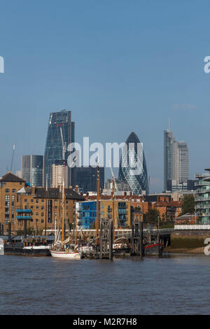 Une vue sur la Tamise avec vue sur les toits de Londres, Angleterre, Grande-Bretagne. Banque D'Images