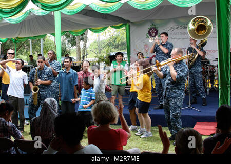 111003-N-MA031-875 BANDAR SERI BEGAWAN, Brunei (oct. 3, 2011) La 7e Flotte de la bande des danses de l'Orient Express avec les élèves lors d'une performance à Al-Ameerah Al-Hajjah Pusat Ehsan Maryam à Bandar Seri Begawan, Brunei. La bande est en visite en France pour la coopération et la formation de préparation à flot (CARAT) 2011. CARAT est une série d'exercices bilatéraux organisés chaque année en Asie du sud-est de renforcer les liens et d'améliorer la disponibilité opérationnelle. (U.S. Photo par Marine 3e classe musicien Gabriel BrownReleased) 111003-N-MA031-875 par # PACOM Banque D'Images