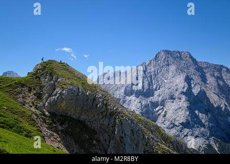 Autriche, Tyrol, Ehrwald, montagnes, meadow, randonneur Banque D'Images