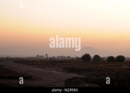 Le soleil se lève sur le village de n'ab, district de Panjwa'i, octobre19. N'ab n'a été plein de l'activité des insurgés et est la dernière zone les Taliban ont eu la liberté de se déplacer partout. En raison de cela, les soldats du 1er Bataillon, 5e Régiment d'infanterie, 1ère Stryker Brigade Combat Team, 25e Division d'infanterie, déplacé dans le village, construction d'une nouvelle route et un nouveau poste de combat qui leur permettront d'avoir une présence 24 heures sur 24, sept jours par semaine. 111019-A-6041K-007 par 1 Stryker Brigade Combat Team loup arctique Banque D'Images