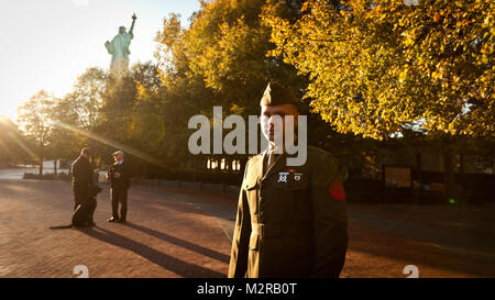 LIBERTY ISLAND, N.Y. -- Lance le Cpl. Tomas Roginski était l'un de quelques soldats, marins, aviateurs, les gardes côtes et les soldats à se joindre à un groupe de 125 immigrants dans l'obtention de leur citoyenneté sur Liberty Island, ici, 28 octobre. L'événement a été une partie de la journée de célébration du 125e anniversaire de la Statue de la liberté, leur dévouement. Le ministère de la Sécurité intérieure des immigrants qui récompense l'armée et servir honorablement en les exemptant de la condition de résidence normale. Secrétaire de l'intérieur Ken Salazar a dit aux nouveaux citoyens, 'Vous êtes représentent ce qui est meilleur sur l'Amérique, Beca Banque D'Images