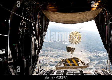 Sur le Japon - une lourde charge utile se déploie à partir de l'arrière d'un C-130 Hercules au cours de Samurai Surge, 2 novembre 2011. L'équipage du 36e Escadron de transport aérien a participé à une augmentation subite des samouraïs, une journée d'entraînement à l'essai de la capacité de la mission de nombreux organismes dans l'ensemble de la base. (U.S. Air Force photo/Capt. Raymond Geoffroy) 111102-F-SI013-390 par # PACOM Banque D'Images