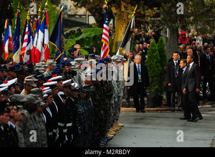 111104-N-W827-032 : Cannes, France (nov. 4, 2011) - Le président Barack Obama et le président français, Nicolas Sarkozy, inspecter le français et membres de la garde de couleur aux États-Unis avant d'une cérémonie de commémoration à l'Hôtel de ville de Cannes. Au cours de la cérémonie, Obama et Sarkozy ont honoré les membres du service français et américains qui ont participé à des opérations Odyssey Dawn et Unified Protector, soutenir la réponse internationale à l'agitation en Libye et l'application de la résolution 1973. (U.S. Photo par marine Spécialiste de la communication de masse 2e classe Stephen Oleksiak/libérés) 111104-N-W827-032 Banque D'Images