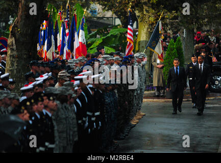 111104-N-W827-050 : Cannes, France (nov. 4, 2011) - Le président Barack Obama et le président français, Nicolas Sarkozy, inspecter les membres du service français et américains au cours d'une cérémonie de commémoration à l'Hôtel de ville de Cannes. Au cours de la cérémonie, Obama et Sarkozy ont honoré les membres du service français et américains qui ont participé à des opérations Odyssey Dawn et Unified Protector, soutenir la réponse internationale à l'agitation en Libye et l'application de la résolution 1973. (U.S. Photo par marine Spécialiste de la communication de masse 2e classe Stephen Oleksiak/libérés) 111104-N-W827-050 par EUC Banque D'Images