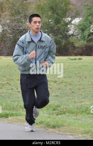 McALESTER, Oklahoma - Pvt. Santos Yim, 17, de poteau, exécute l'événement de deux milles dans un test de condition physique de diagnostic au cours de foret au Texas Army National Guard (OKARNG) Recruter Sustainment Programme (RSP). Yim, une partie principale à poteau de base secondaire à Fort Jackson, S.C., cet été et va à l'instruction individuelle avancée comme médecin à l'été prochain au Fort Sam Houston à San Antonio, Texas. Il s'enrôle dans l'OKARNG le 30 novembre 2010, et dit que c'est quelque chose qu'il a toujours voulu faire. "Mon grand-père était dans l'armée," dit Yim. "Depuis que j'étais petite, c'est ce que je voulais." Yim, qui Banque D'Images