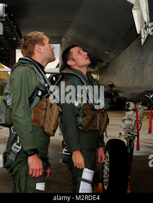 ROYAL AIR FORCE LAKENHEATH, Angleterre - Le Major Mike Conrad, 493rd Fighter Squadron, pilote avion chèques formulaires comme armée de l'air suédoise le Capt Fredrik Bergström, 211e Escadron de chasse, montres avant le décollage, le 17 novembre 2011. C'est la première fois Bergstrom dans un avion étranger. Les membres de la SAF, formés avec le 493rd Fighter Squadron à accroître leur interopérabilité et de recueillir de l'expérience avec d'aéronefs étrangers. (U.S. Photo de l'Armée de l'air par la Haute Airman Tiffany M. Deuel) 111117-F-HA304-023 par l'EUCOM Banque D'Images