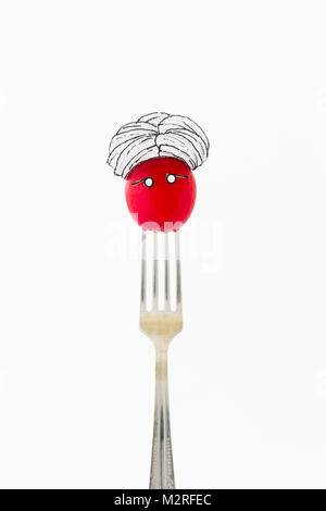 Seul le radis rouge sur fond blanc avec turban assis comme un fakir sur une fourchette d'argent représentant indien.