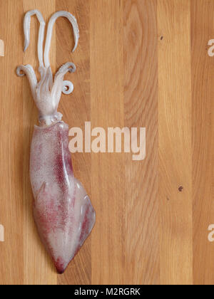 Les calmars, seiches, isolé sur fond planche à découper en bois Banque D'Images