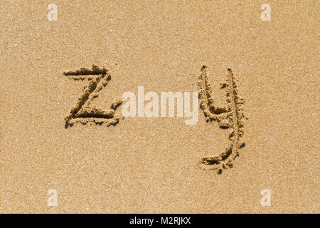 Ensemble de lettres de l'alphabet zy écrit sur le sable avec des minuscules. Banque D'Images