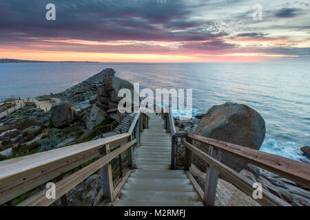 L'escalier de l'île de granit menant à la jetée et brise-lames à Victor Harbor, Australie du Sud, Australie, le 8 février, 2018 Banque D'Images