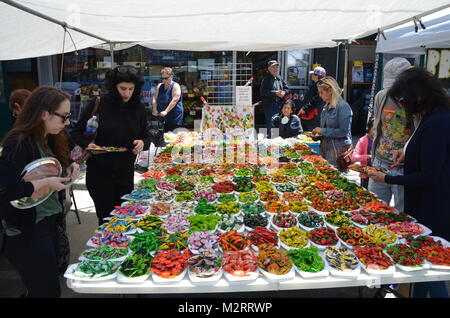 Aimants de réfrigérateur colorés en forme de fleurs et fruits sur un étal de new york Brooklyn Park Slope Banque D'Images