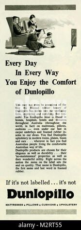Un 1960 publicité pour les produits de mousse de latex Dunlopillo. L'annonce a paru dans un magazine australien en 1963. Avec son confort et le soutien qu'il est devenu un populaire de literie, meubles et tapisseries marque coussin. A Latex naturel anti-bactériennes et anti-fongiques propriétés. L'illustration montre une famille assise sur des chaises confortables en regardant leurs plat Banque D'Images