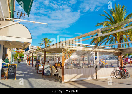 Terrasse de restaurant en Platja d'Alcudia beach, Port d'Alcudia, Majorque, Iles Baléares, Espagne Banque D'Images