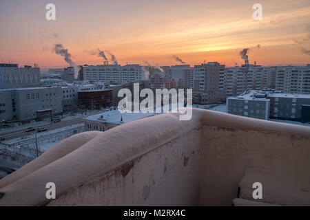 Une scène de rue, vu depuis le balcon d'un immeuble à Yakutsk de Iakoutsk en Sibérie est un important port sur le fleuve Lena. Banque D'Images