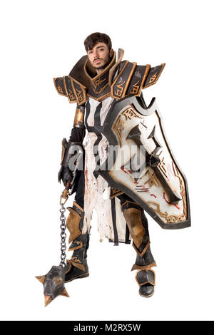 Jeune homme avec cosplay costume chevalier fantasy Banque D'Images