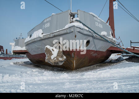 Un navire gelés en port sur le fleuve Lena à Iakoutsk, en Sibérie est un port important sur le fleuve Lena. Il est desservi par le l'aéroport de Iakoutsk, ainsi que le s Banque D'Images