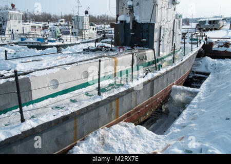 Navires gelés en port sur le fleuve Lena à Iakoutsk, en Sibérie est un port important sur le fleuve Lena. Il est desservi par le l'aéroport de Iakoutsk ainsi que le sm Banque D'Images