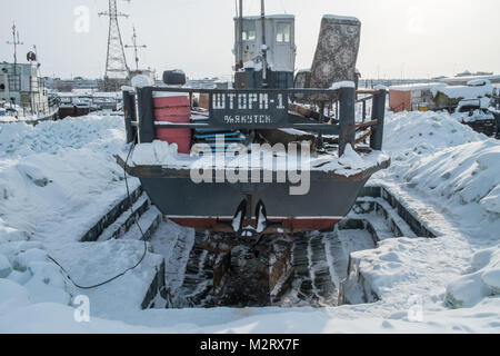 Un navire gelés en port sur le fleuve Lena à Iakoutsk, en Sibérie est un port important sur le fleuve Lena. Il est desservi par le l'aéroport de Iakoutsk, ainsi que le s Banque D'Images