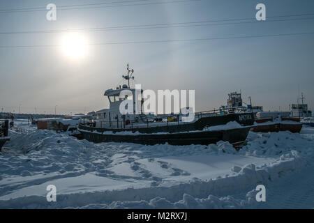 Un navire gelés en port sur le fleuve Lena à Iakoutsk, en Sibérie est un port important sur le fleuve Lena. Il est desservi par le l'aéroport de Iakoutsk, ainsi que le s Banque D'Images