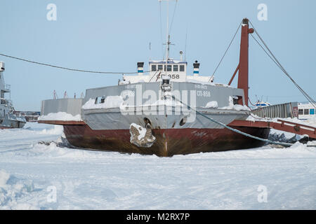 Un navire gelés en port sur le fleuve Lena à Iakoutsk, en Sibérie est un port important sur le fleuve Lena. Il est desservi par le l'aéroport de Iakoutsk, ainsi que le s Banque D'Images