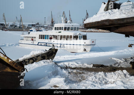 Un navire gelés en port sur le fleuve Lena à Iakoutsk, en Sibérie est un port important sur le fleuve Lena. Il est desservi par le l'aéroport de Iakoutsk, ainsi que le s Banque D'Images