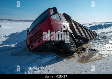 Un camion de la moitié gelé dans la rue, sur la rivière Lena près de Iakoutsk en Sibérie. La rivière devient une route importante lorsqu'il gèle. Iakoutsk est un important port Banque D'Images