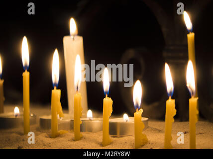 Kiev, Ukraine. 7 Février, 2018. Bougies dans le temple. Dans la Cathédrale Saint Alexandre de Kiev, la célébration de la journée de Saint Maron a eu lieu. Maron était un 4ème siècle Christian Moine dans les montagnes du Taurus disciples qui, après sa mort, fondée en l'Église Maronite. hop Claudio Gugerotti. (Crédit Image : © Crédit : ZUMA Press, Inc./Alamy Live News Banque D'Images